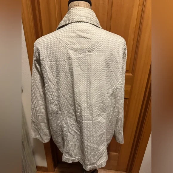 Columbia women’s lightweight jacket with large buttons - Picture 5 of 13